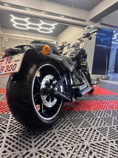 Harley Davidson Breakout 9